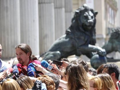 El secretario de Economía de Podemos, Nacho Álvarez, junto a Pablo Iglesias.