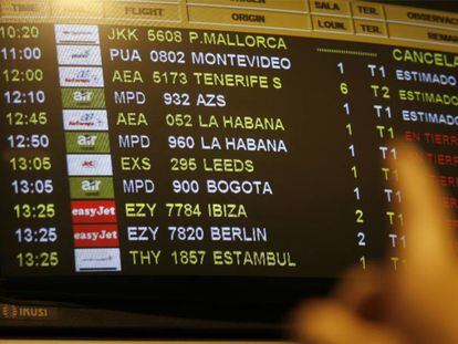 Una pantalla de Barajas indica el retraso del vuelo que tuvo que hacer escala en Madrid.