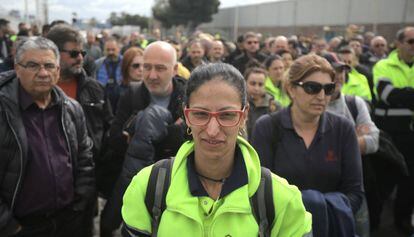 Concentración delante de la fábrica de Nissan en la Zona Franca.