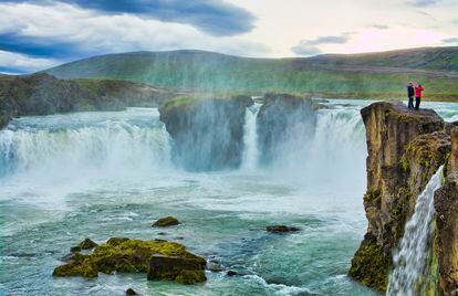 La cascada de Godafoss, la más famosa y visitada de Islandia, cerca de la carretera de circunvalación entre Akuryri y Myvtan.  