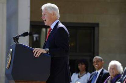 El antiguo presidente de los Estados Unidos Bill Clinton participa durante la ceremonia de inauguración de la biblioteca presidencial George W. Bush, en la Universidad Metodista del Sur, en Dallas, Texas, hoy, jueves 25 de abril de 2013. Hizo comentarios sobre el evento en sus primeros pasos en la red social Twitter.