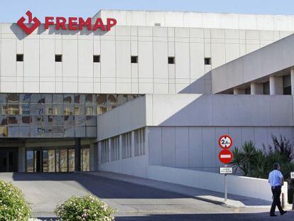 Un guardia de seguridad pasa delante del hospital de Fremap en Sevilla