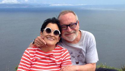 Fernando Savater y su esposa, Sara Torres, en Finisterre, en una imagen de junio de 2014.