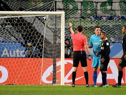 El árbitro húngaro Viktor Kassai sanciona el penalti para el Kashima. En vídeo: Así funciona el video-arbitraje que la FIFA ha puesto a prueba.