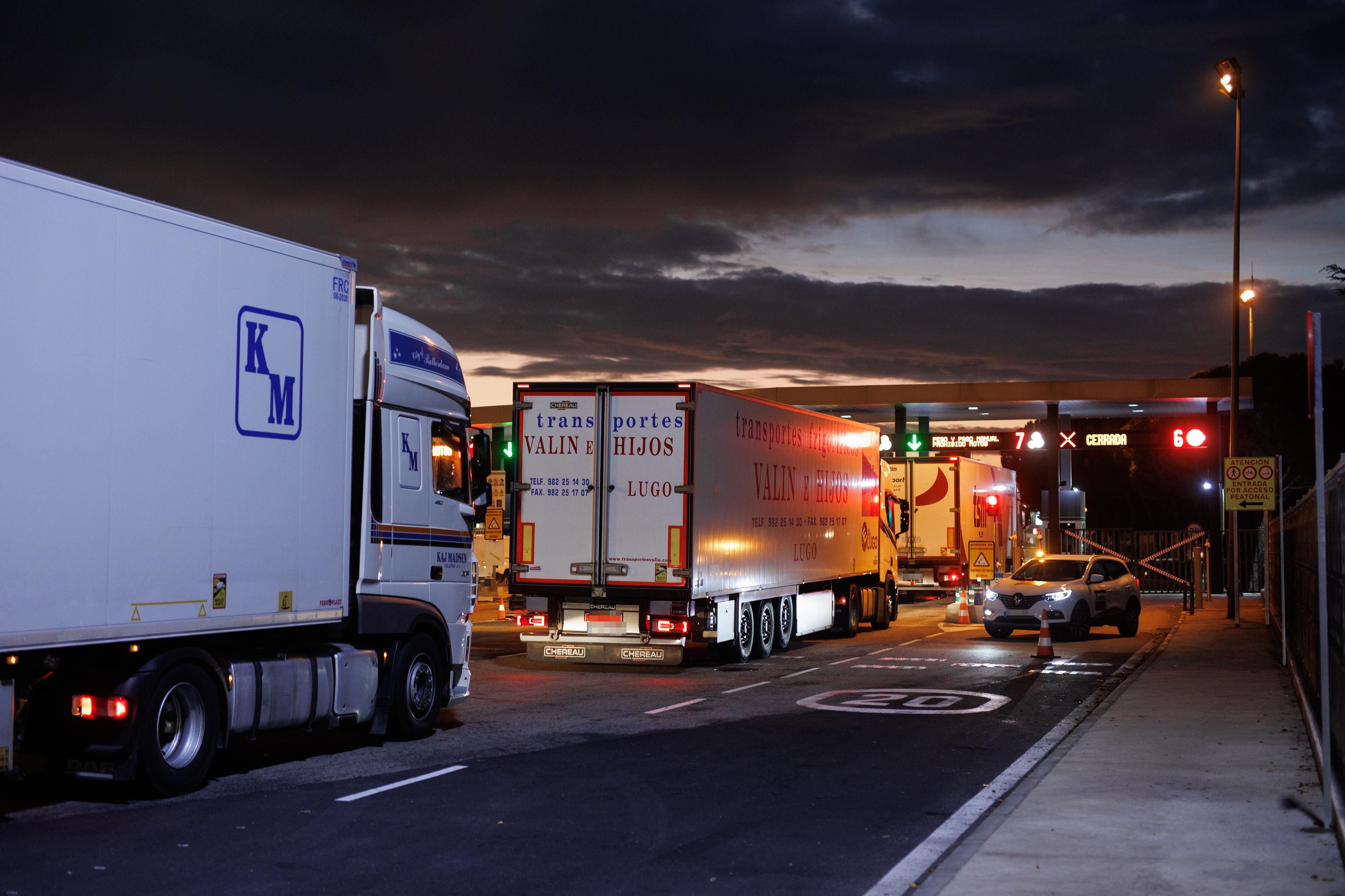 Varios camiones entran a Mercamadrid el día que ha comenzado la huelga de transportitas, a 14 de noviembre de 2022, en Madrid.