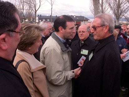 El lehendakari Juan José Ibarretxe con el obispo Setién en enero de 2001.