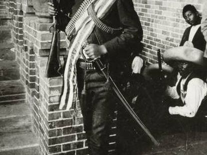 Emiliano Zapata, con rifle y sable.