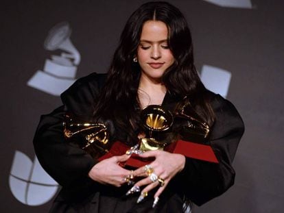 Rosalía sujeta los tres Grammy Latinos.
