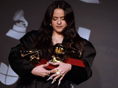 Rosalía sujeta los tres Grammy Latinos.