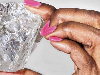 Fotograf&iacute;a facilitada por Lucara Diamond Corp hoy, 19 de noviembre de 2015 que muestra un diamante de 1.111 quilates de tipo IIa encontrado en Botsuana. Este diamante es el segundo m&aacute;s puro del mundo y el de mayor calidad y m&aacute;s grande encontrado en Botsuana con unas medidas de 65mm x 56mm x 40. 