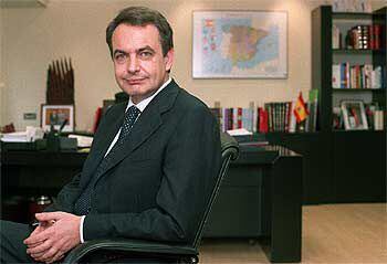 El próximo presidente del Gobierno, José Luis Rodríguez Zapatero, en su actual despacho de la sede federal del PSOE, el pasado miércoles.