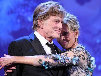 Robert Redford y Jane Fonda, el 1 de septiembre de 2017 en Venecia, tras recibir el León de Oro a la carrera.