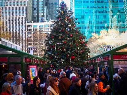 Decenas de neoyorquinos, el 15 de diciembre, de compras en Bryant Park.