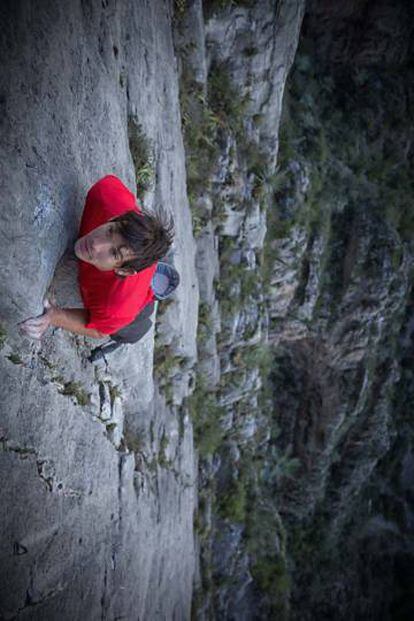 Honnold, durante su escalada sin cuerda de la vía 'El sendero luminoso'.