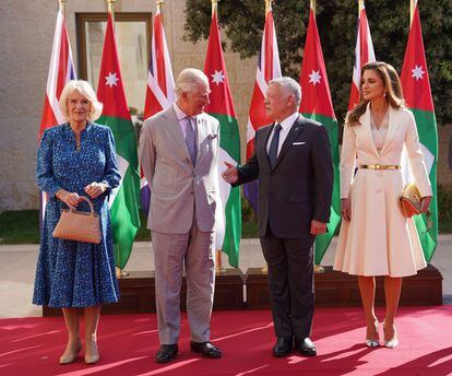 En la capital jordana fueron recibidos por el rey Abdalá II y la reina Rania, en el palacio Al Husseinieh, residencia oficial del mandatario, en una bienvenida que Clarence House ha calificado como "cálida". Ambos ya ejercieron de anfitriones de Carlos y Camila en 2013 y 2015.