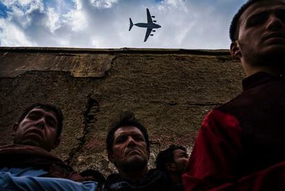 En la imagen galardonada con el Pulitzer a mejor fotografía de última hora, un avión militar sobrevuela el lugar donde el ataque de un dron mató a diez miembros de una familia, en agosto en Kabul.