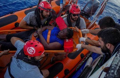 El jugador de baloncesto Marc Gasol participa en el rescate de una mujer encontrada con vida en el Mediterráneo.