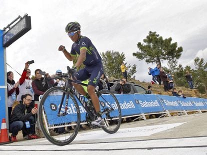 Nairo Quintana cruza ganador la l&iacute;nea de meta en Mas de la Costa.