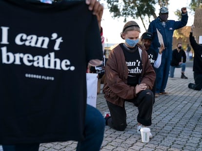 Varios manifestantes protestan contra el racismo frente a la Embajada de EEUU en Ciudad del Cabo (Sudáfrica) el 8 de junio de 2020.