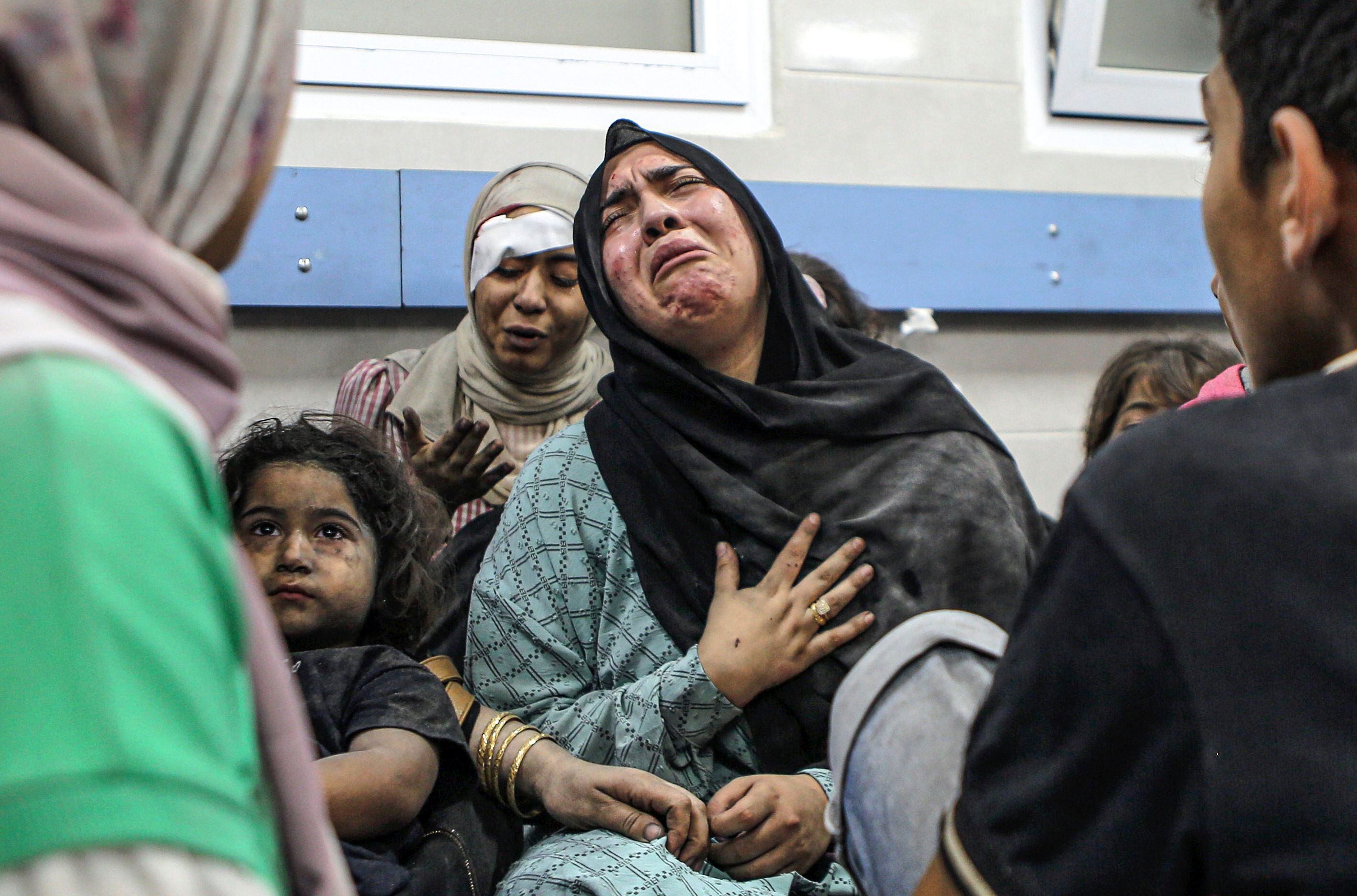Palestinos heridos en el bombardeo del hospital Al Ahli recibían atención sanitaria en el centro sanitario Al Shifa, situado a unos tres kilómetros del centro que recibió el ataque. 
