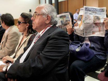 El doctor Carlos Morín y su esposa, María Luisa Durán, en el juicio por abortos ilegales que se sigue celebrando hoy en Barcelona.