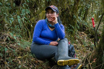 Diana Torres descansa un momento durante una caminata.