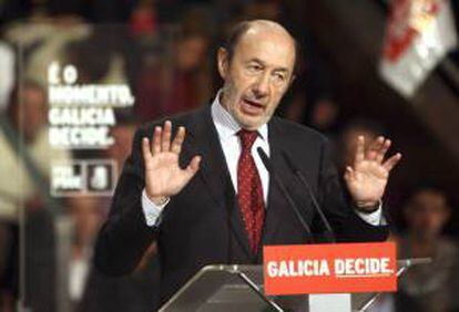 El secretario general del PSOE, Alfredo Pérez Rubalcaba, durante su intervención en el mitin celebrado en Vigo Para apoyar al candidato socialista a la presidencia de la Xunta Pachi Vazquez. EFE/Salvador Sas