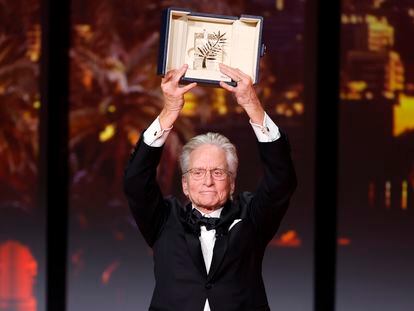 Cannes (France), 16/05/2023.- Michael Douglas receives the 'Palme d'Or d'Honneur', the honorary Golden Palm Award during the Opening Ceremony of the 76th annual Cannes Film Festival, in Cannes, France, 16 May 2023. The festival runs from 16 to 27 May. (Cine, Francia) EFE/EPA/Sebastien Nogier EPA-EFE/Sebastien Nogier
