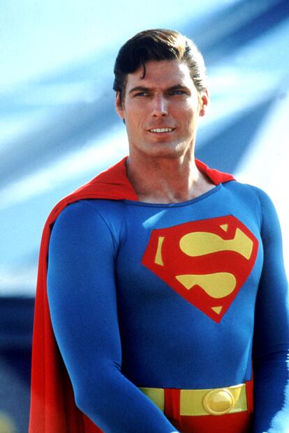 Christopher Reeve,  Superman III -


Una de las últimas grandes pujas de objetos legendarios del cine ha tenido lugar esta misma semana en Hollywood, despachando desde la pistola original de Han Solo en Star Wars hasta el traje con el que el añorado Christopher Reeve volvió a salvar al mundo como el hijo de Krypton. 170.000 euros tuvo que desembolsar el apasionado fan. Otro de los más mediáticos, Nicolas Cage, subastó el primer número de Superman por cerca de dos millones.