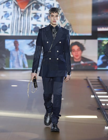 Un traje de chaqueta cruzada con 'patchwork' de tejidos lisos y de raya diplomática abre el desfile otoño/invierno 2021 de Dolce&Gabbana.