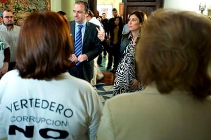 El presidente de la Diputación de Alicante, José Joaquín Ripoll, junto a la alcaldesa de Orihuela, Mónica Llorente, durante una protesta de vecinos contra la construcción de una planta de basuras adjudicada a Enrique Ortiz en Torremendo.