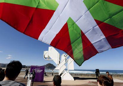 Podemos celebró el domingo el Aberri Eguna (Día de la Patria vasca) con un acto simbólico ante la 'Paloma de la Paz' de San Sebastián.