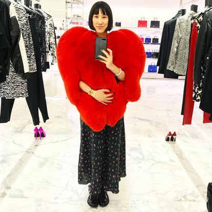 Eva Chen, responsable de la división de moda en Instagram, aprovechó su paso por París para acercarse a una de las tiendas Saint Laurent e inmortalizarse con el abrigo. "Lo siento pero no podía dejar de probármelo", escribió en su cuenta de Instagram.
