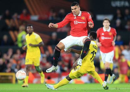 Casemiro pelea por el balón durante el partido entre el Manchester United y el Sheriff el jueves pasado.