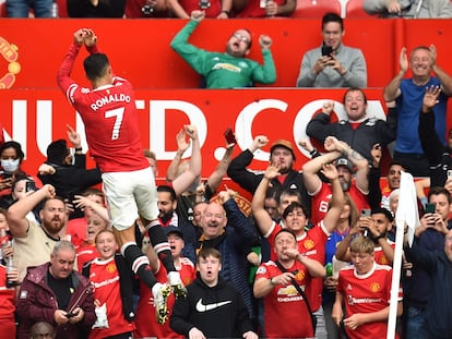 Cristiano celebra el 1-0 ante la grada de Old Trafford.