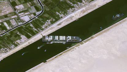 Imagen satelital del Ever Given, encallado en el Canal de Suez, este jueves.