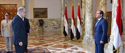 Al Sisi (a la derecha) escucha el juramento del nuevo primer ministro egipcio al asumir el cargo este s&aacute;bado en El Cairo. 