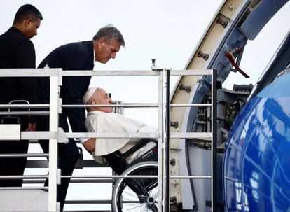 El papa Francisco embarca en el avión para volar hasta Lisboa, este miércoles, en el aeropuerto Fiumicino de Roma.