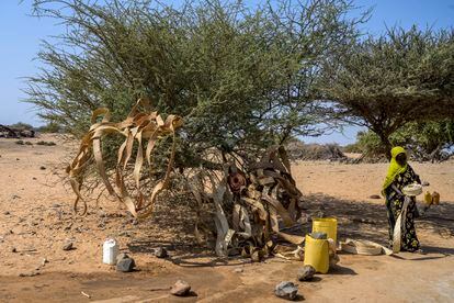 Una mujer seca al sol la estera en uno de los poblados visitados por el equipo de arqueólogos durante el mes de marzo de 2022.