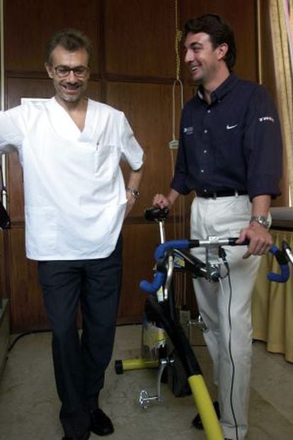 Luis García del Moral y José Martí (d) junto a una bicicleta de Armstrong en el año 2000.