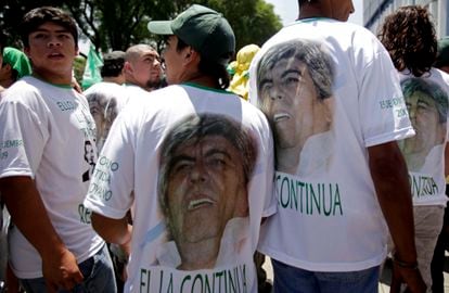 Camioneros asisten a un mitin para celebrar el Día del Camionero con camisetas con el rostro del líder sindical Hugo Moyano en Buenos Aires, en diciembre de 2009.