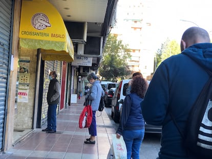 Vecinos de Alcorcón hacen cola en una pastelería