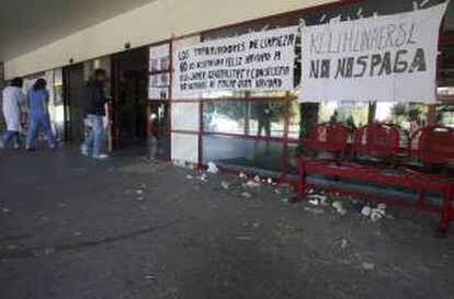 Basura acumulada en la entrada principal del Hospital General de Alicante, tras varios días de huelga de los trabajadores de la empresa de limpieza que exigen el pago de sus nóminas y la rescisión del contrato a la firma adjudicataria.