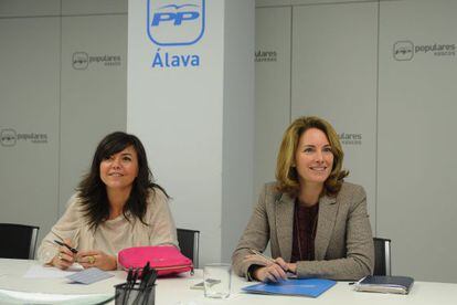 Quiroga (derecha) y la secretaria general del PP vasco, Nerea Llanos, en la reuni&oacute;n de la ejecutiva en Vitoria.
