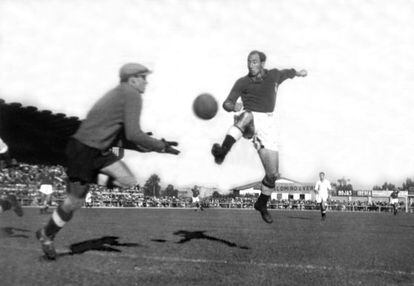 L&aacute;ngara remata a puerta en un partido entre el Oviedo y el Real madrid en 1946.