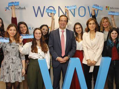 El CEO de CaixaBank, Gonzalo Gortázar, y la presidenta de Microsoft, Pilar López, junto a las premiadas.