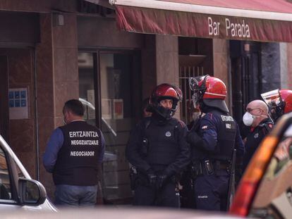 Agentes de la Ertzaintza negocian con un hombre que se ha atrincherado en un bar en Barakaldo (Bizkaia) tras apuñalar a dos personas.