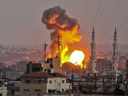 Una explosión en Gaza durante un bombardeo israelí este viernes.