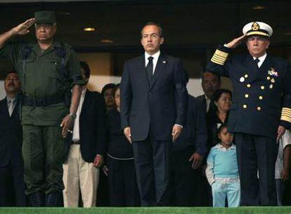 El presidente de México, Felipe Calderón (centro), el miércoles, durante el homenaje a los soldados muertos.