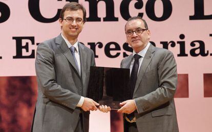 Guillermo López Taboada, Consejero delegado de Torusware, una spin-off del campus de La Coruña, recibe el premio a la acción empresarial más innovadora ligada a la Universidad, de manos de Jorge Rivera, director de Cinco Días.
